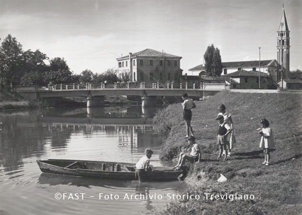 Ceggia-bambini-che-pescano-e-giocano-sulle-rive-del-canale-Piavon-FAST.jpg