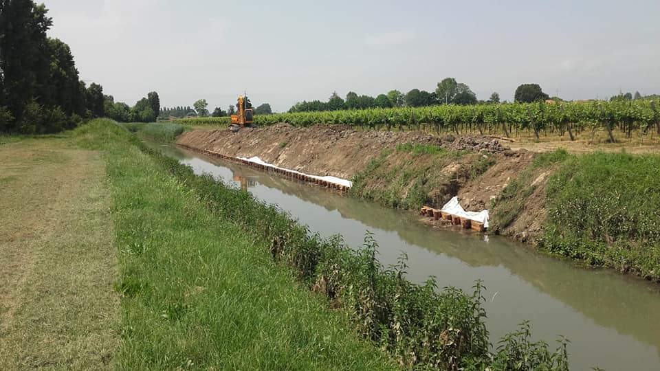 Ripresa di frana con presidio di sponda realizzato con pali e tavole lungo il lato sinistro del canale Piavon in località Piavon del Comune di Oderzo