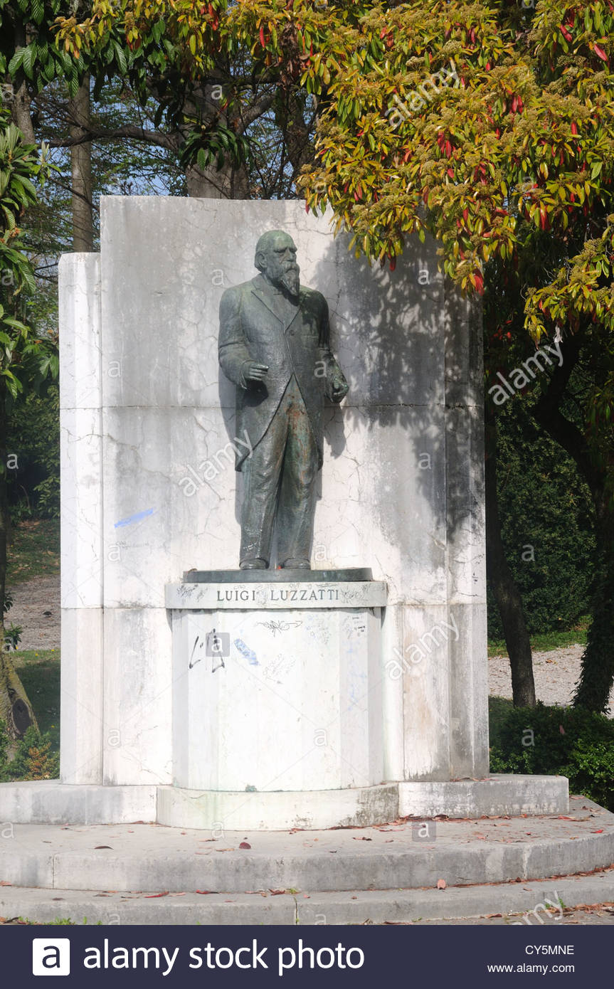 Statua di Luigi Luzzatti (1841-1927), il Primo Ministro dell'Italia 1910-11, nei Giardini Pubblici di Oderzo